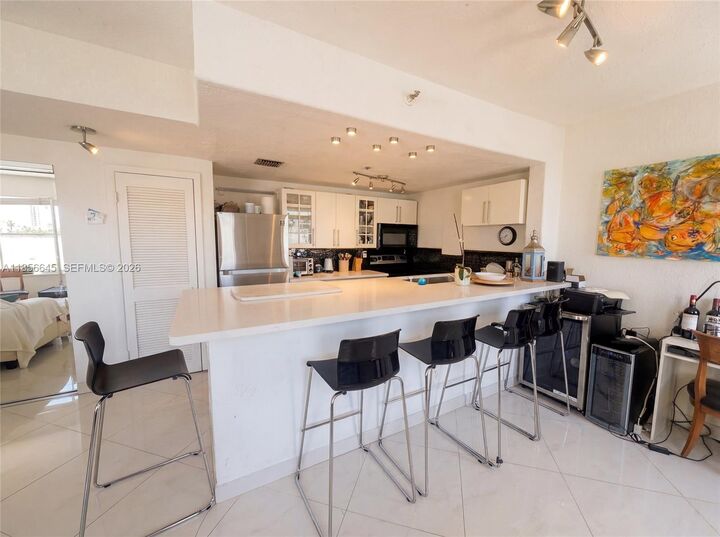 Property Photo:  802 Euclid Ave 305  FL 33139 