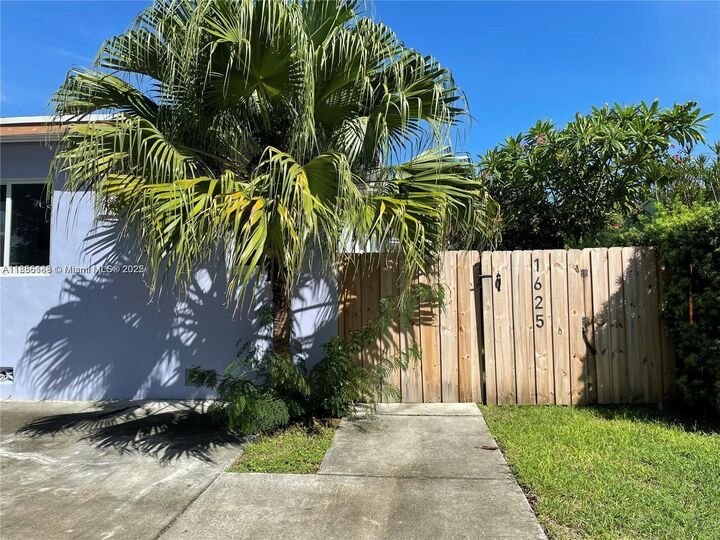 Property Photo: 1625 Fletcher St FL 33020
