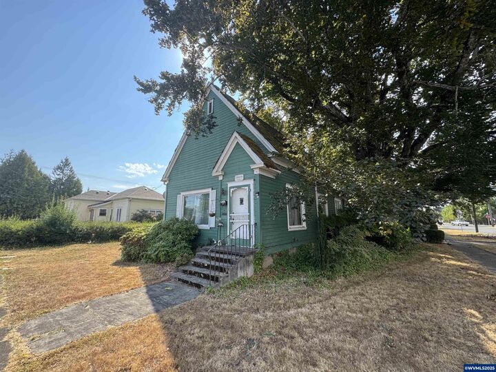 Property Photo: 389 C St OR 97351