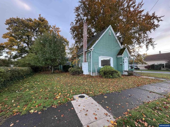 Property Photo:  389 C St  OR 97351 
