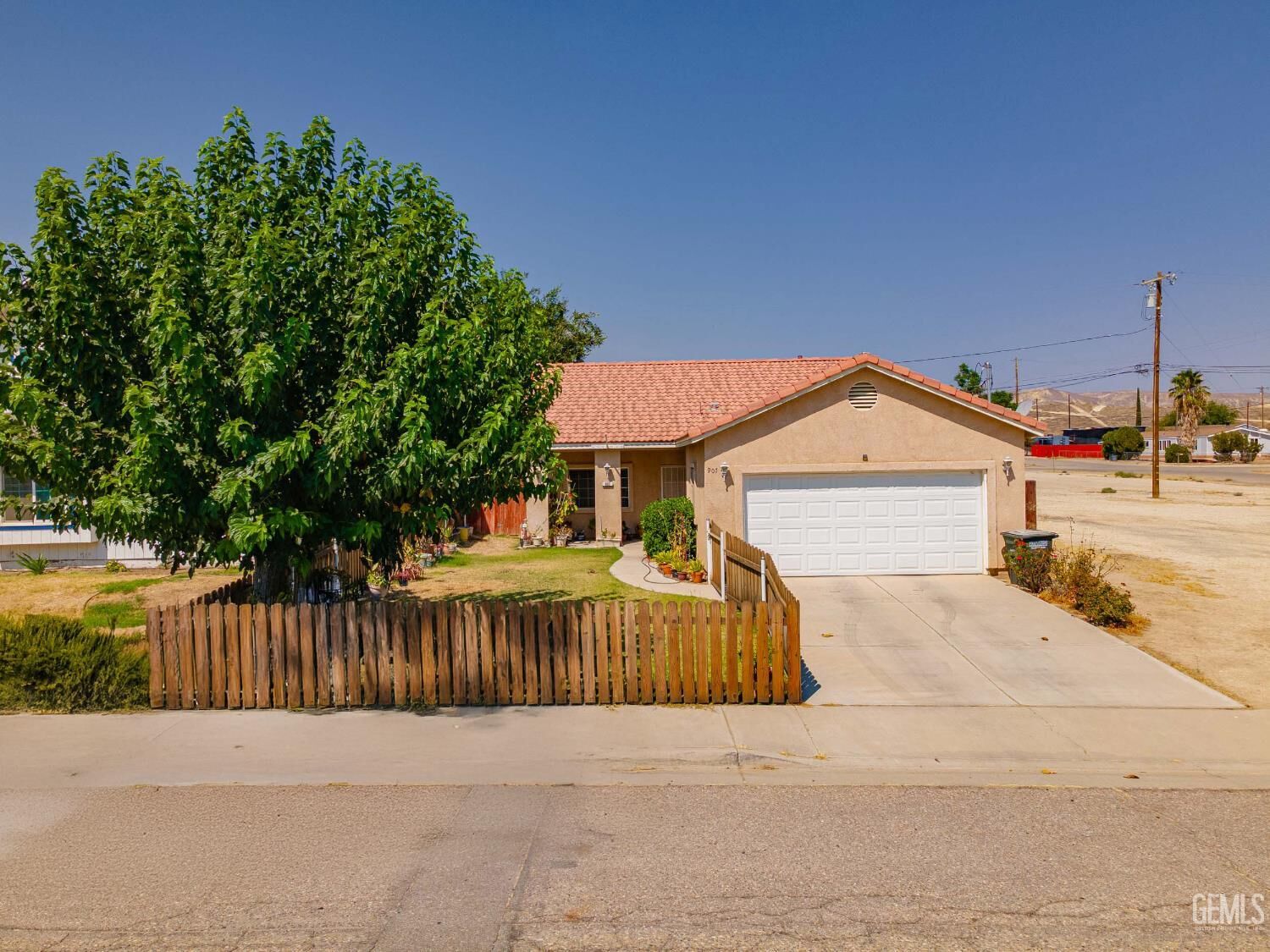 Property Photo:  907 Stanislaus Street  CA 93252 