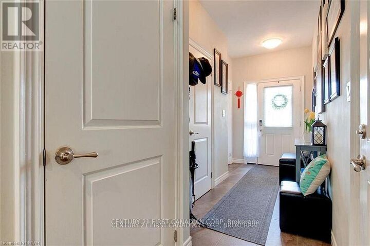 Property Photo:  1016 Oakcrossing Gate 34  ON N6G 0H1 