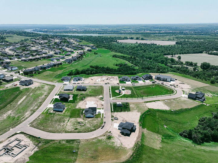 Property Photo:  2620 Frisco Way  ND 58503 