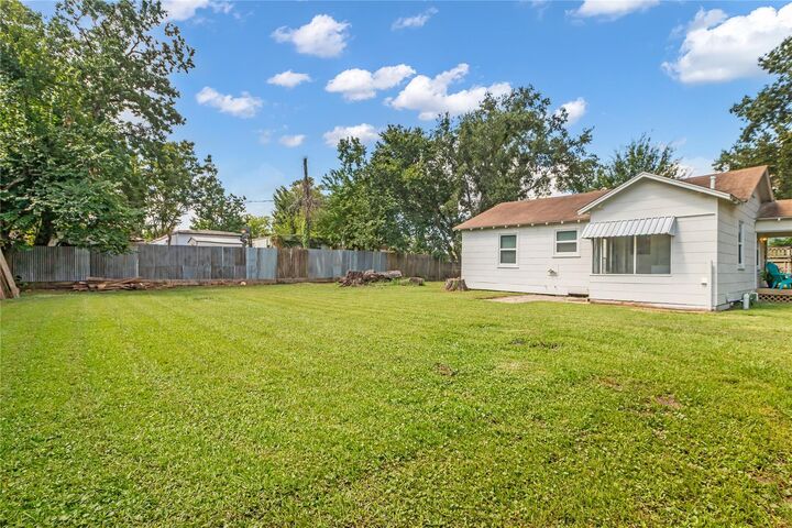 Property Photo:  807 1/2 Fisher Street  TX 77018 