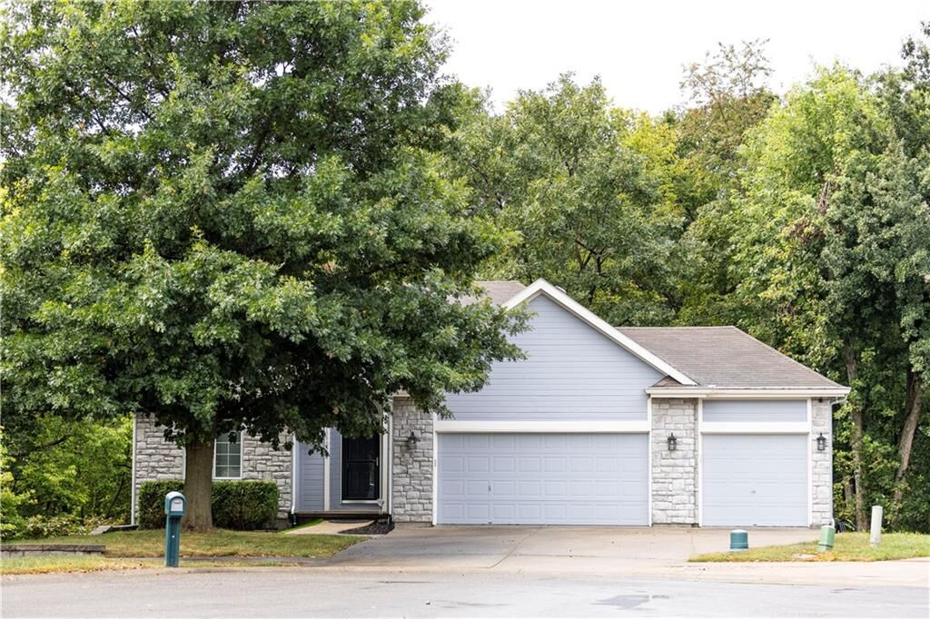 Property Photo:  10900 &Amp 10901 N Oxford Avenue  MO 64157 