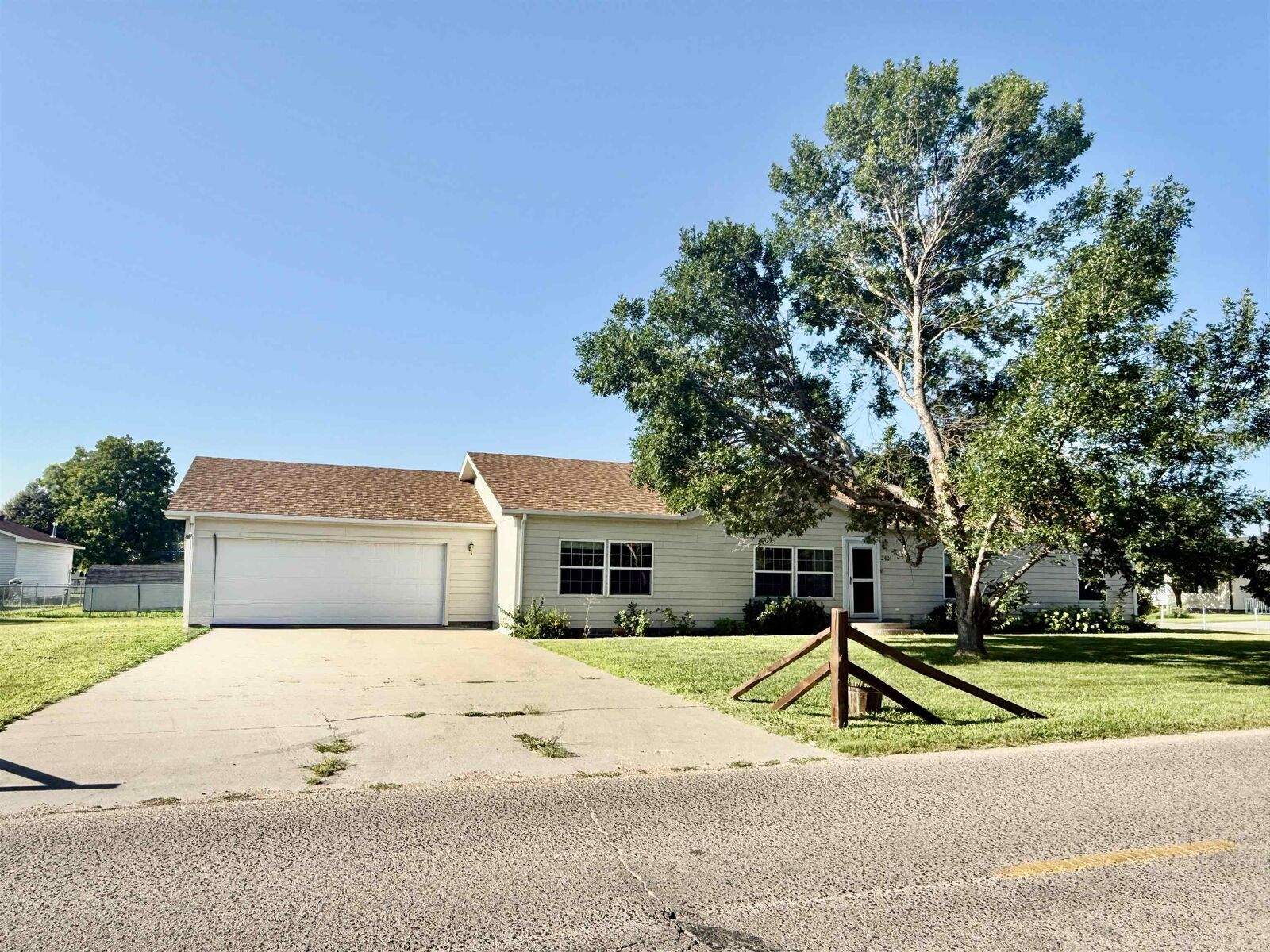 Property Photo: 2901 Goldenrod Crt NE 69101