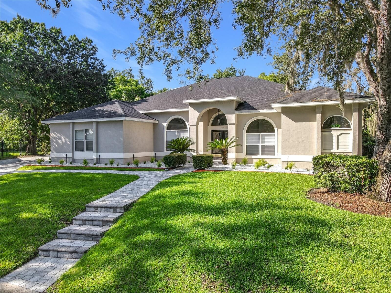 Property Photo: 704 Forest View Court FL 32708