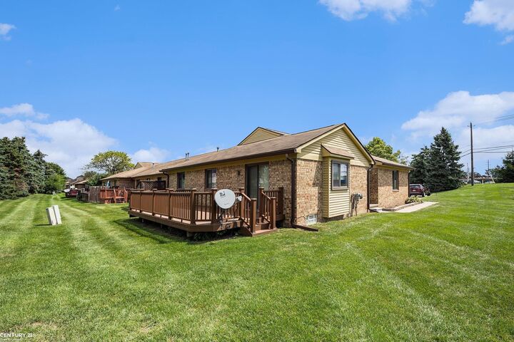 Property Photo:  37173 Glenbrook Drive  MI 48036 