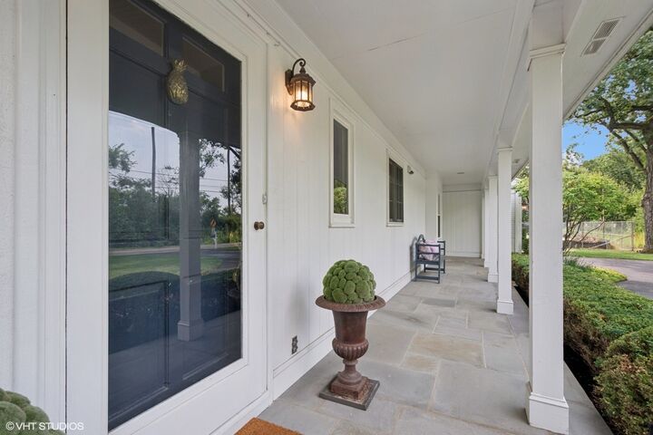 Property Photo:  717 Brierhill Road  IL 60015 