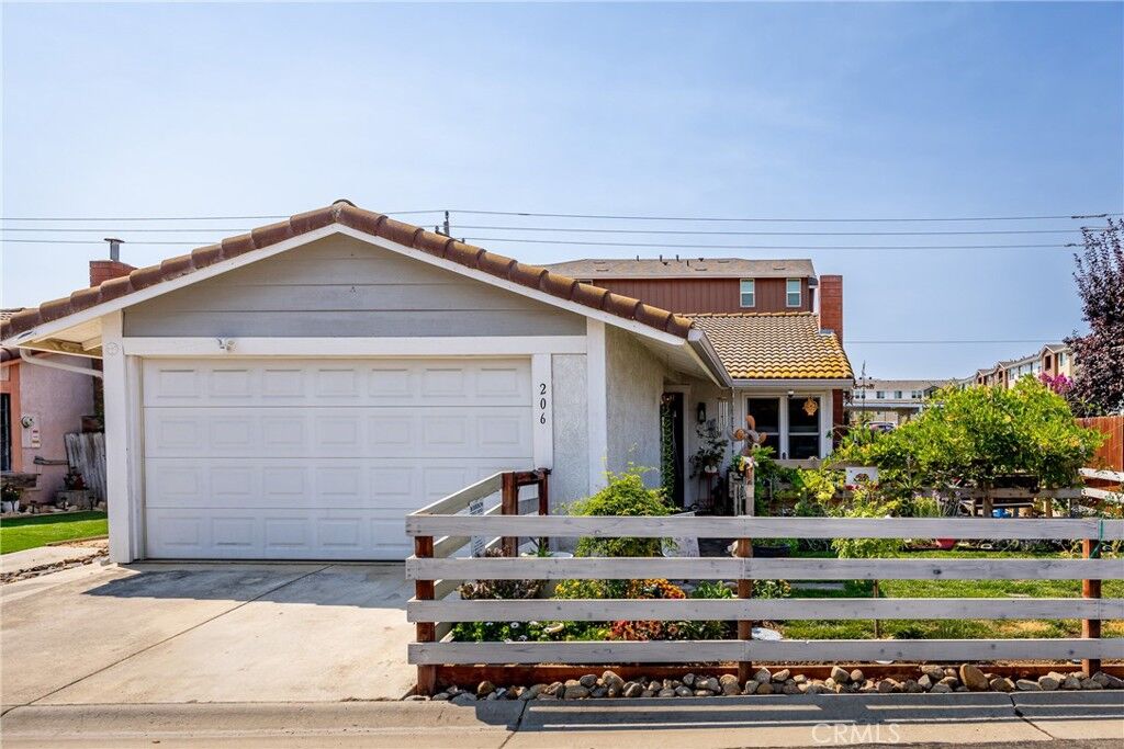 Property Photo: 206 Oak Meadow Lane CA 93446