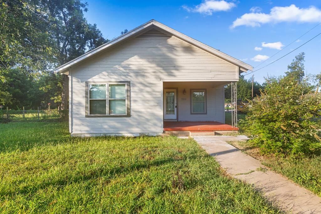 Property Photo:  701 E 15th Street  TX 76520