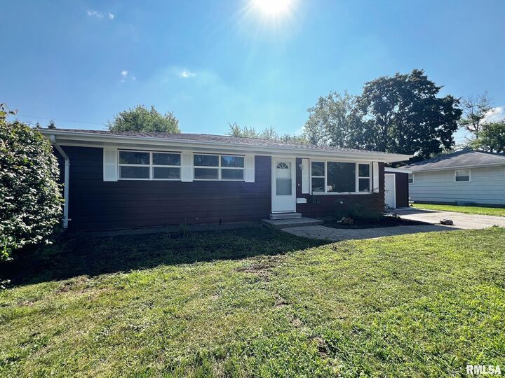 Property Photo:  2118 N Drury Lane  IL 61604 