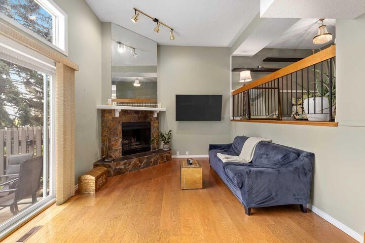 Property Photo:  160 Glamis Terrace SW  AB T3E 6V3 