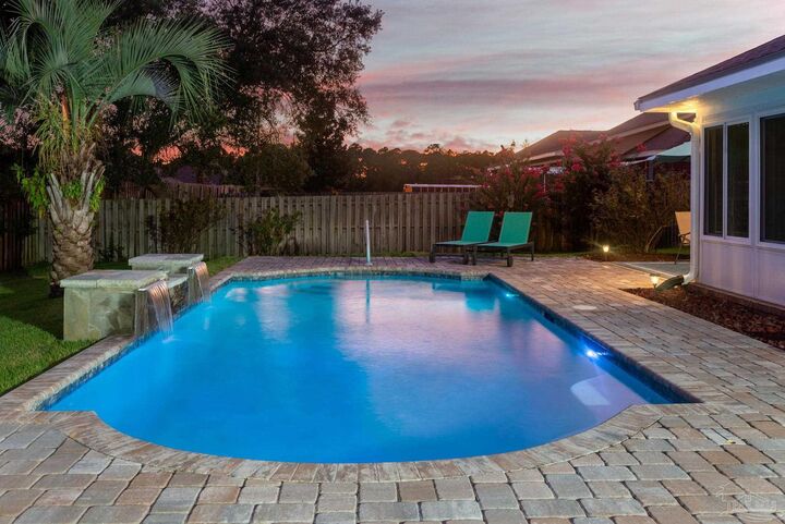 Property Photo: 1530 Woodlawn Way FL 32563