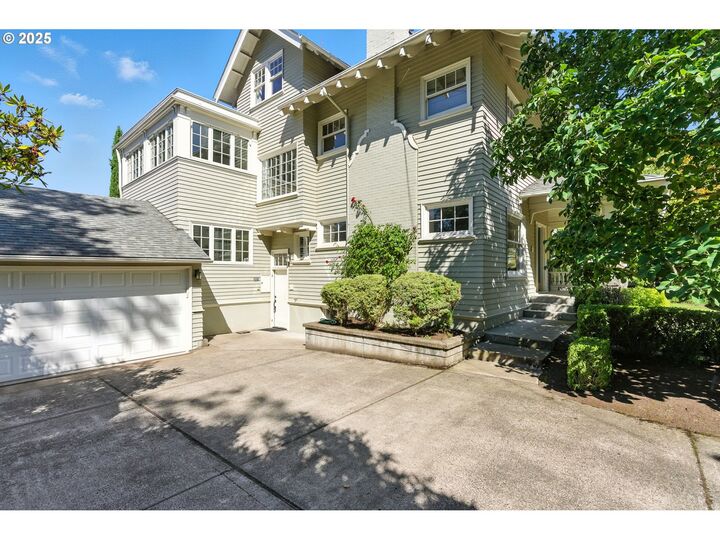 Property Photo:  2233 SW 18th Ave  OR 97201 