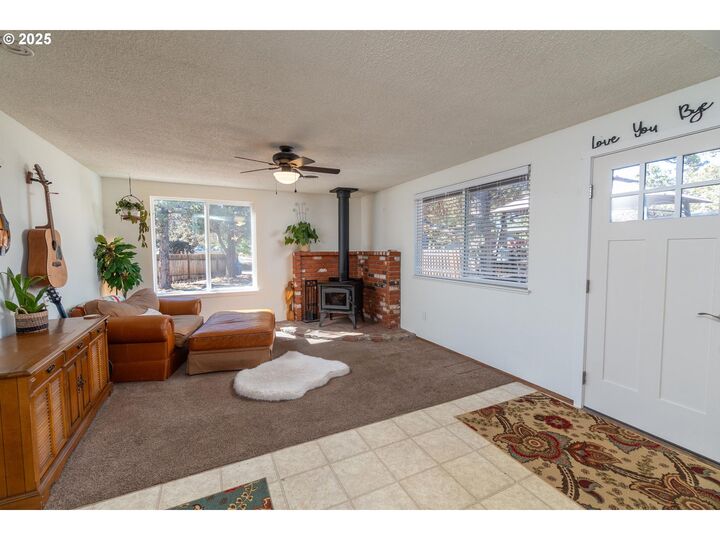Property Photo: 20629 Whitewing Ct OR 97701