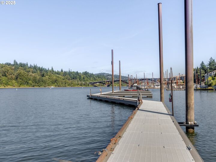 Property Photo: 790 SE Webber St 207 OR 97202