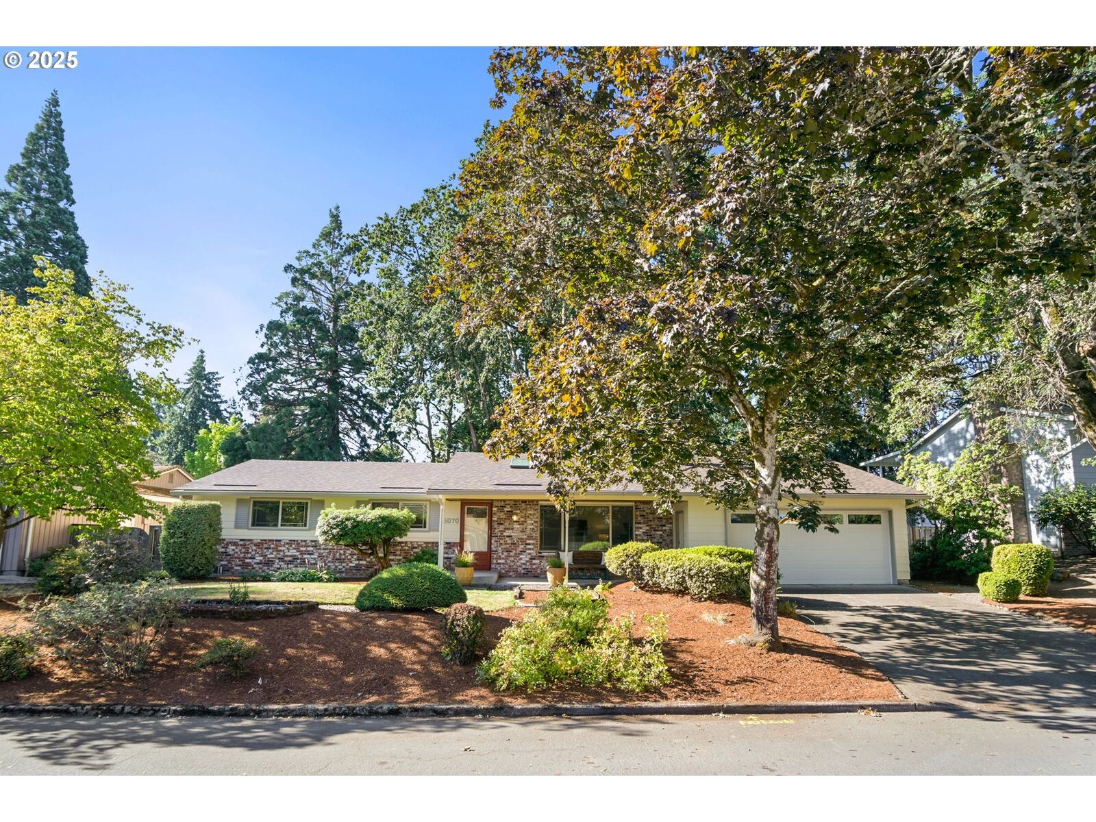 Property Photo:  6070 SW Cross Creek Dr  OR 97078 
