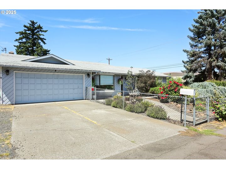 Property Photo: 1105 Blakely Way OR 97058