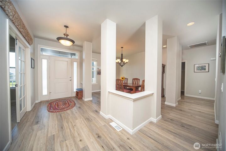 Property Photo:  1701 E Canterbury Drive  WA 98926 