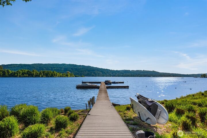 Property Photo:  4305 E Lake Sammamish Parkway SE  WA 98029 