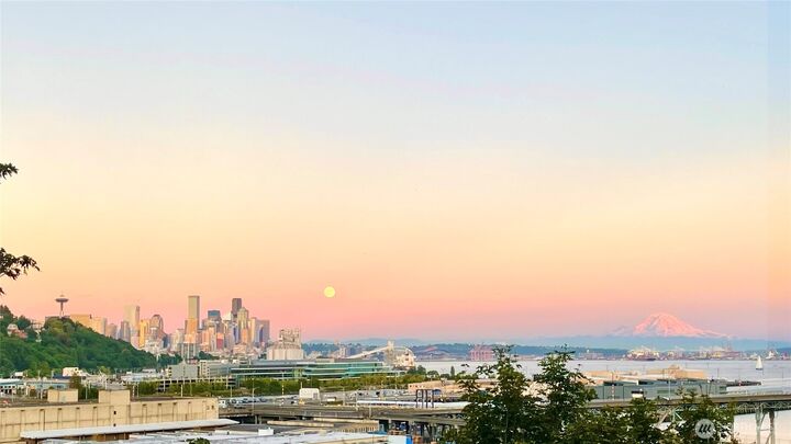 Property Photo:  2321 W Plymouth Street  WA 98199 