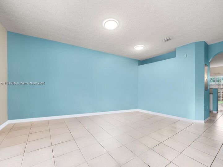 Property Photo: 2308 SE 24th Ave 2308 FL 33035