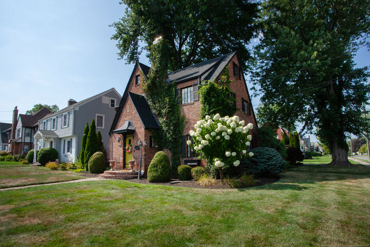 Property Photo:  1782 Boulevard  CT 06107 