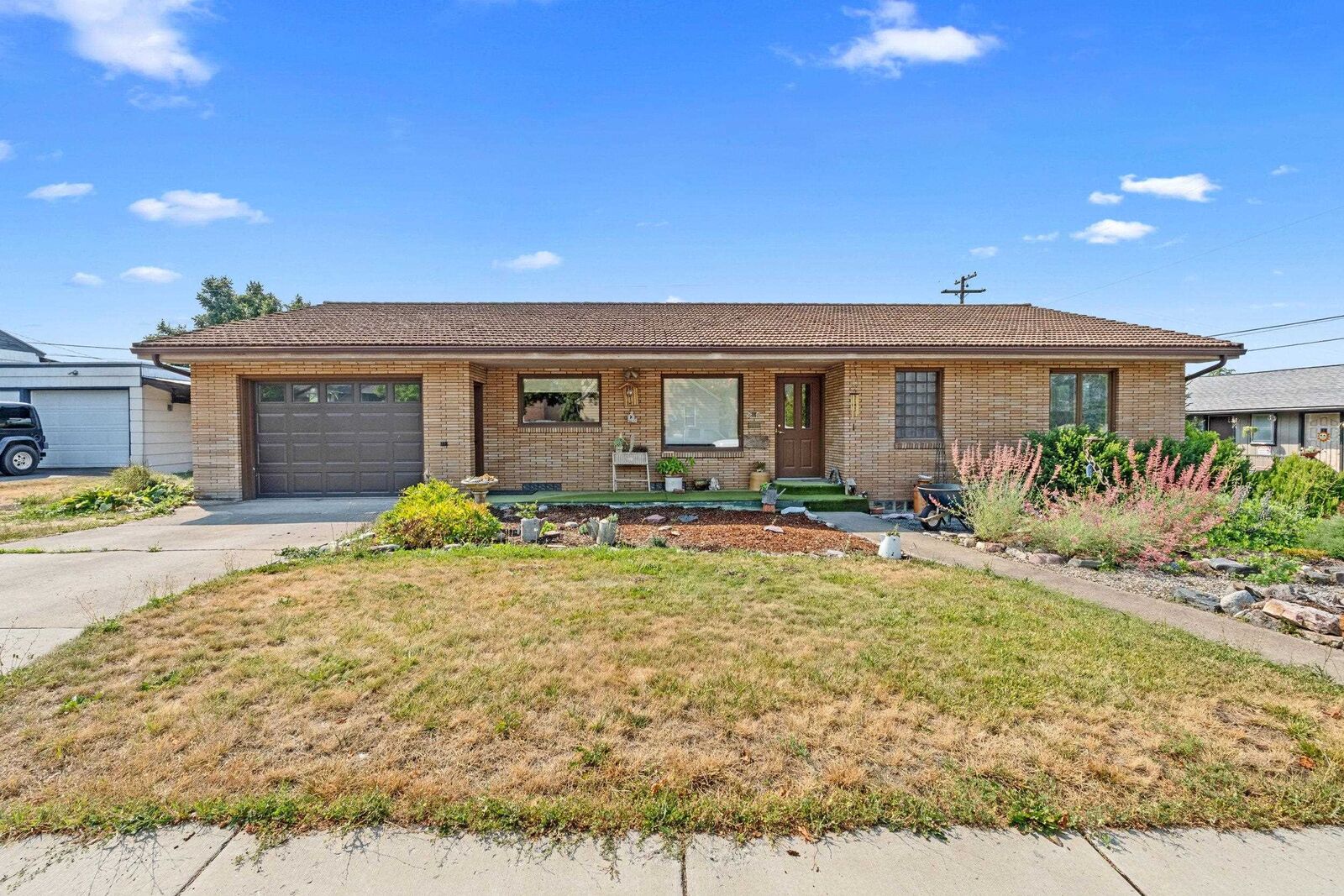 Property Photo:  910 E Elep Ave  WA 99114 
