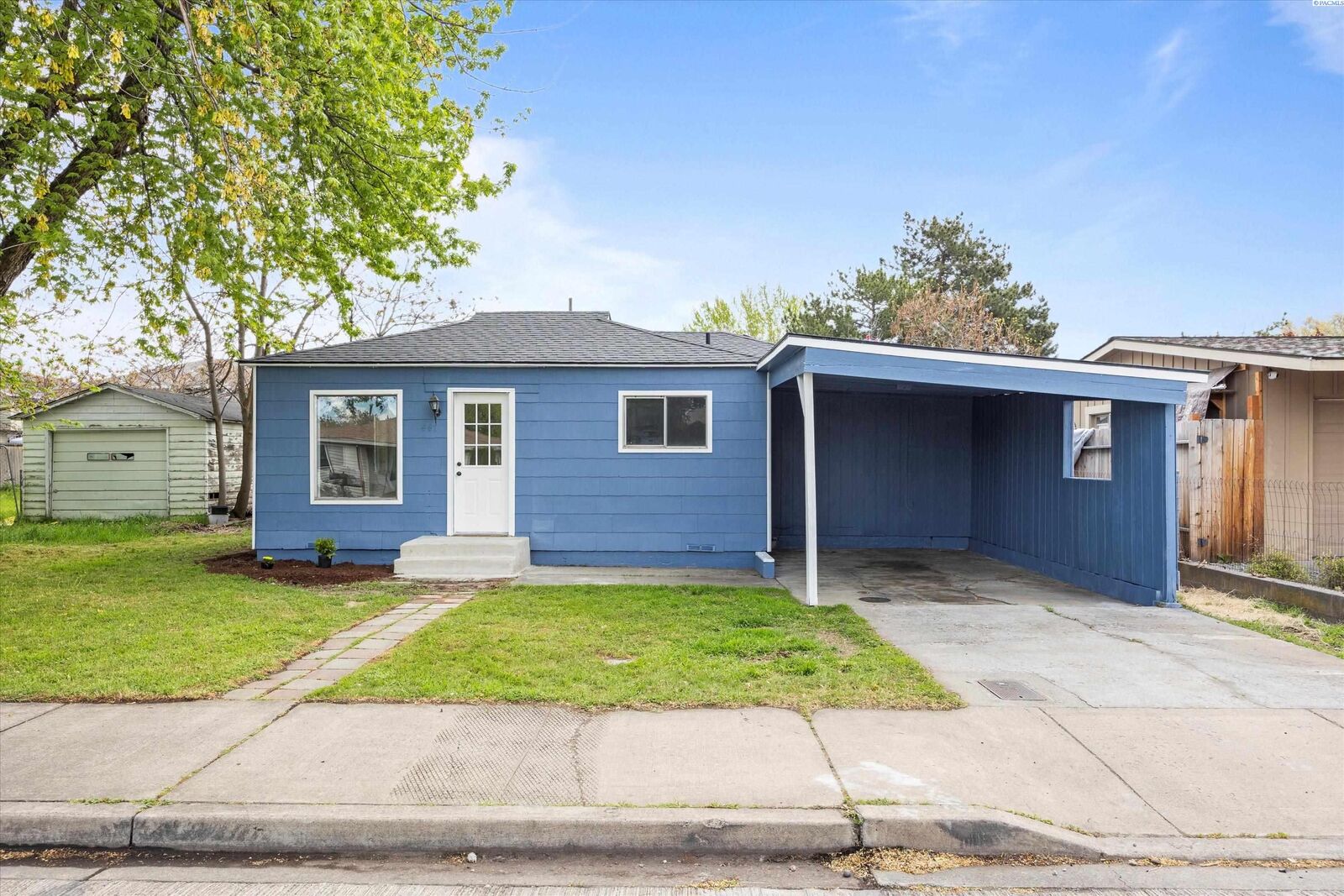 Property Photo:  447 S Wilbur Ave  WA 99362 