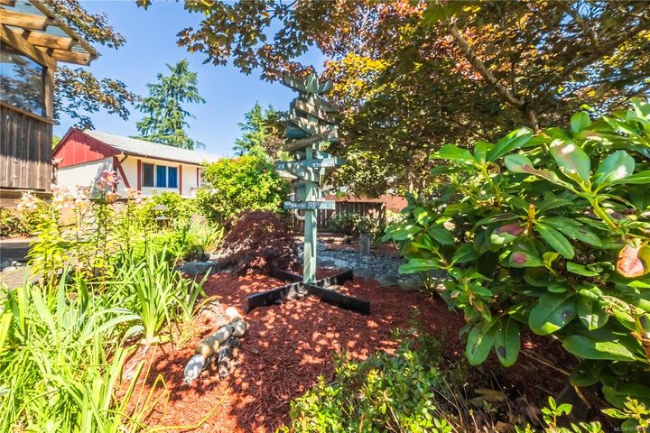 Property Photo:  410 Janes Pl  BC V9R 3X6 