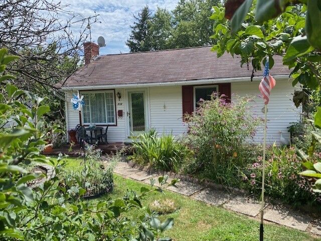 806 Kerry Hill Dr  Castle Shannon PA 15234 photo