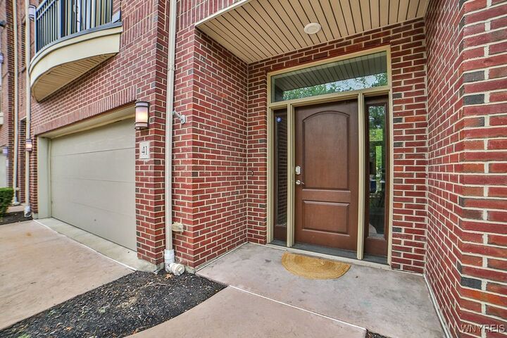 Property Photo: 41 Ojibwa Circle NY 14202