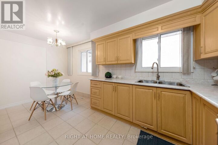 Photo de la propriété: 71 Pleasant View Drive ON M2J 3R2