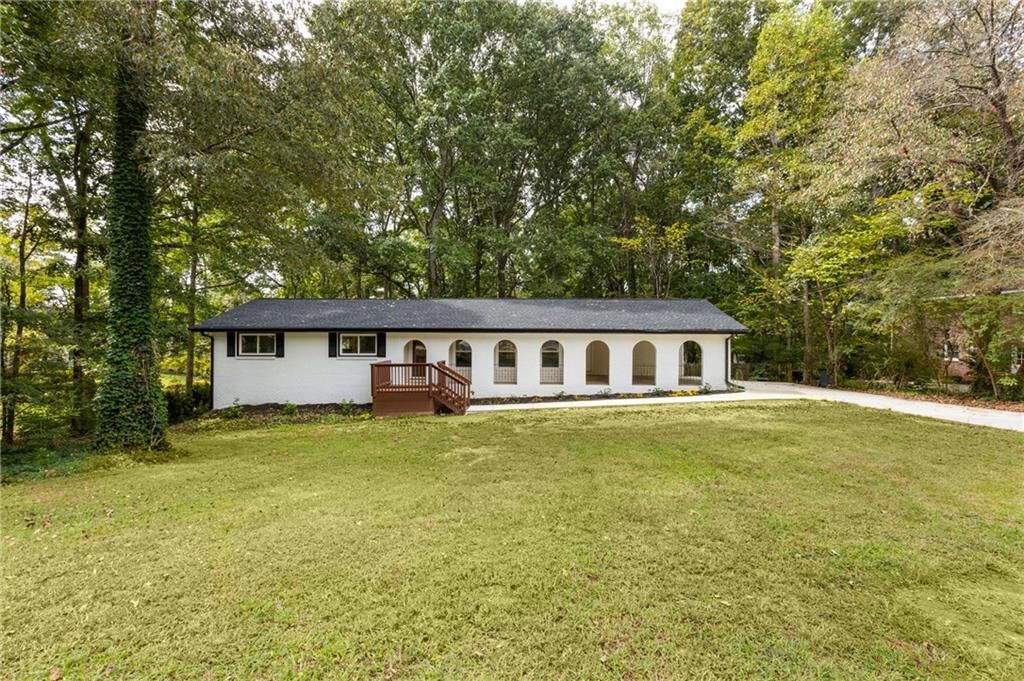 Property Photo: 1019 Crestwood Lane GA 30087