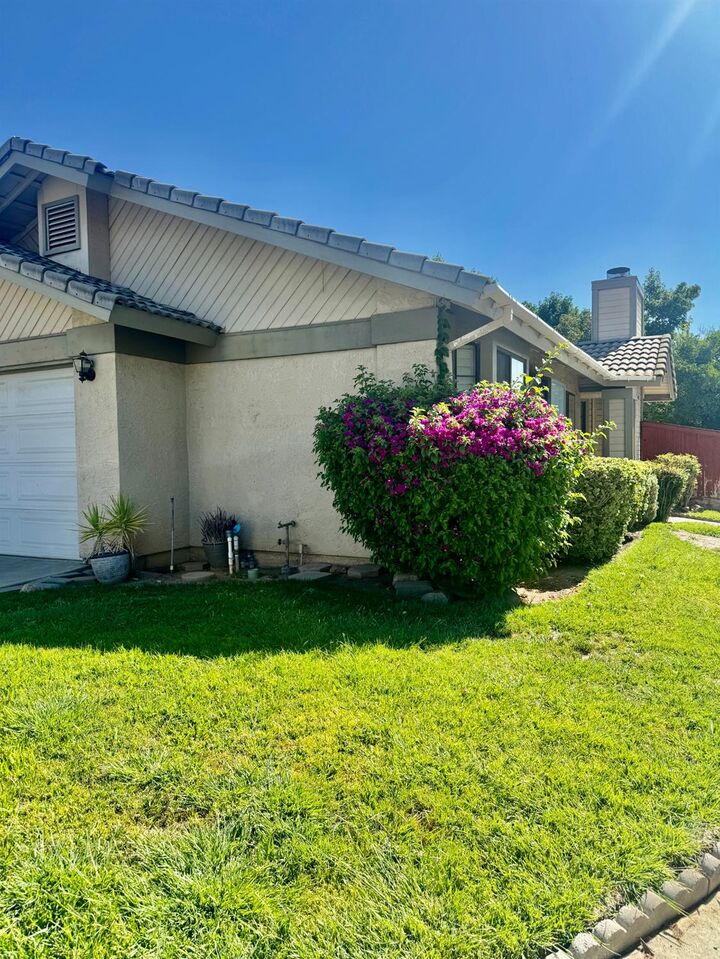 Property Photo:  461 E Alluvial Avenue 106  CA 93720 