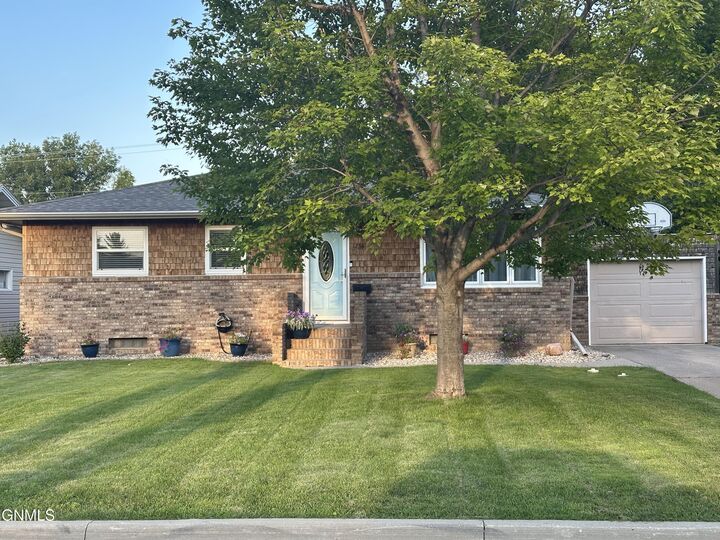 Property Photo:  1734 5th Avenue NE  ND 58401 