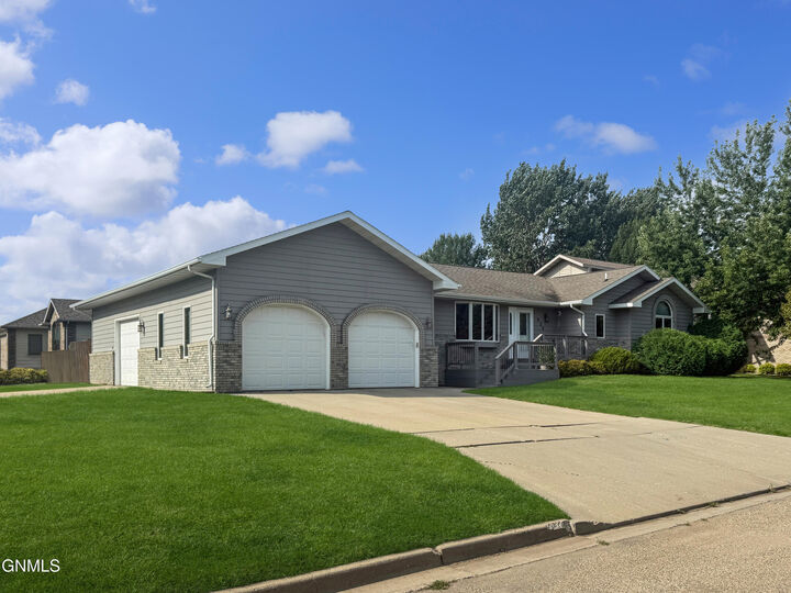 Property Photo: 920 15th Ave SE Avenue SE ND 58701