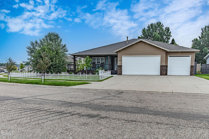 2235 La Corte Loop  Bismarck ND 58503 photo