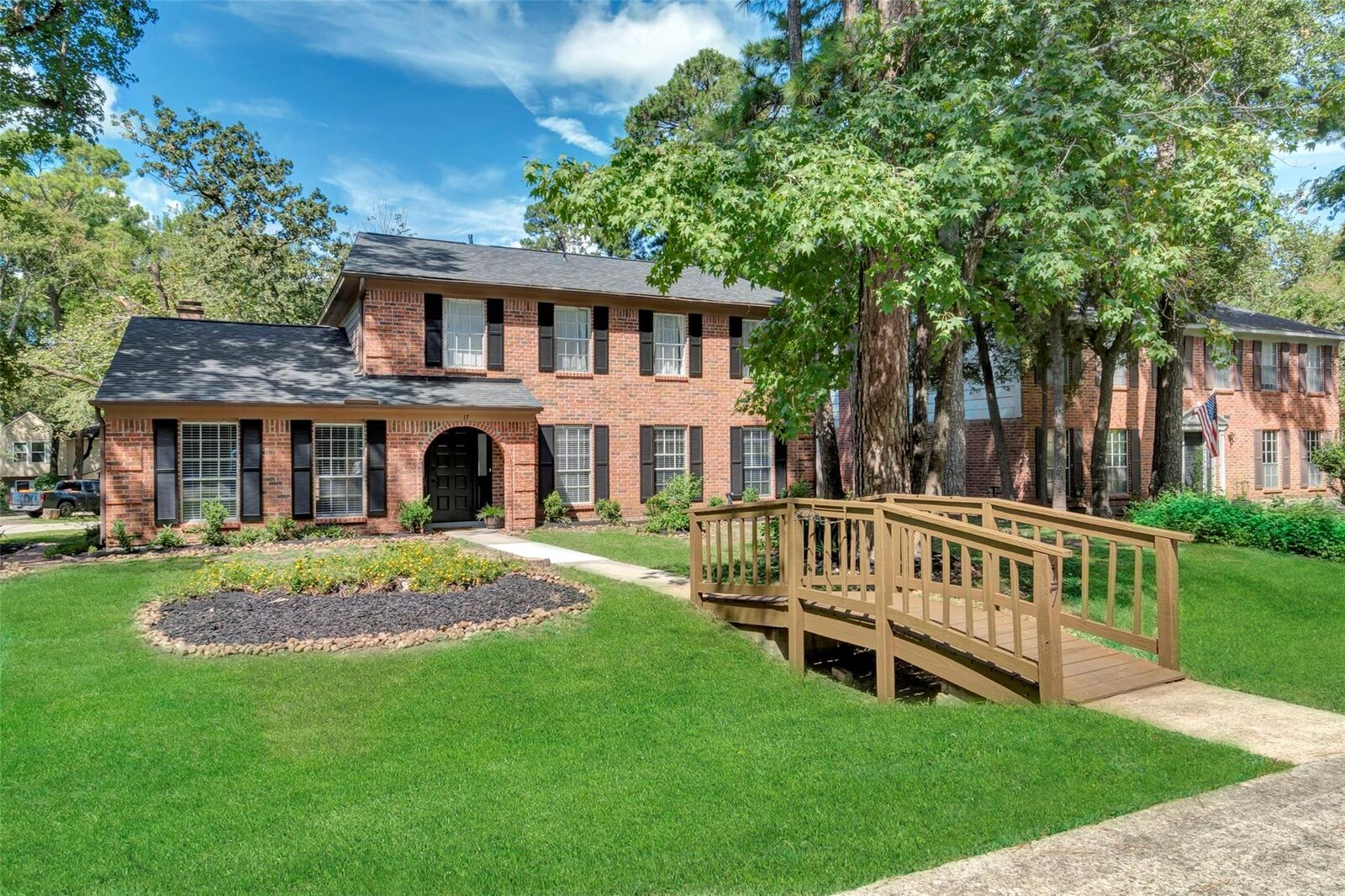 Property Photo:  17 E Wandering Oak Drive  TX 77381 