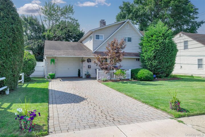 Property Photo:  6 Downhill Lane  NY 11793 