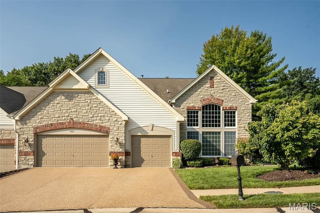 Property Photo:  801 Stonebluff Court  MO 63005 