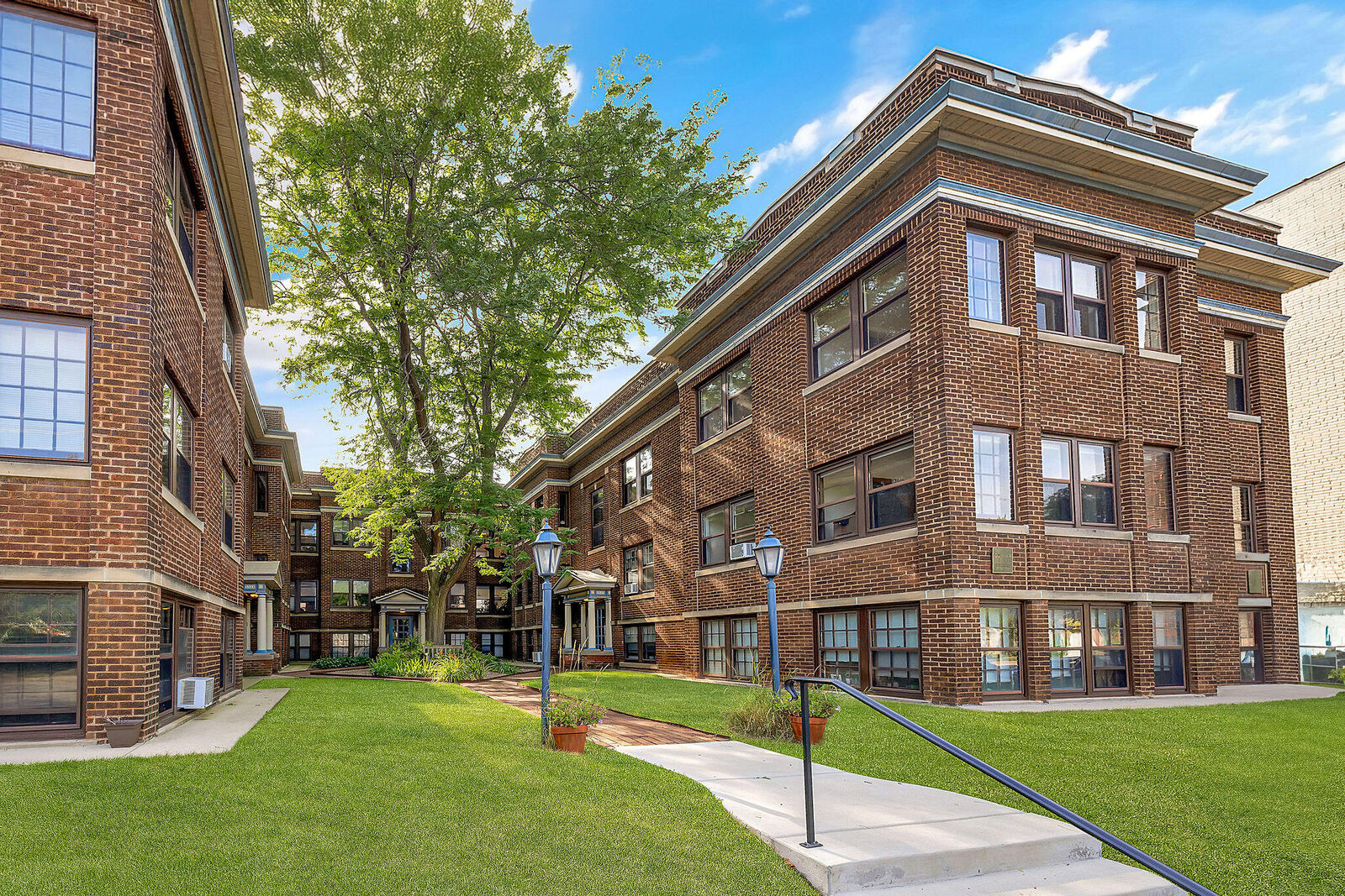 Property Photo: 2537 N Downer Ave 16 WI 53211