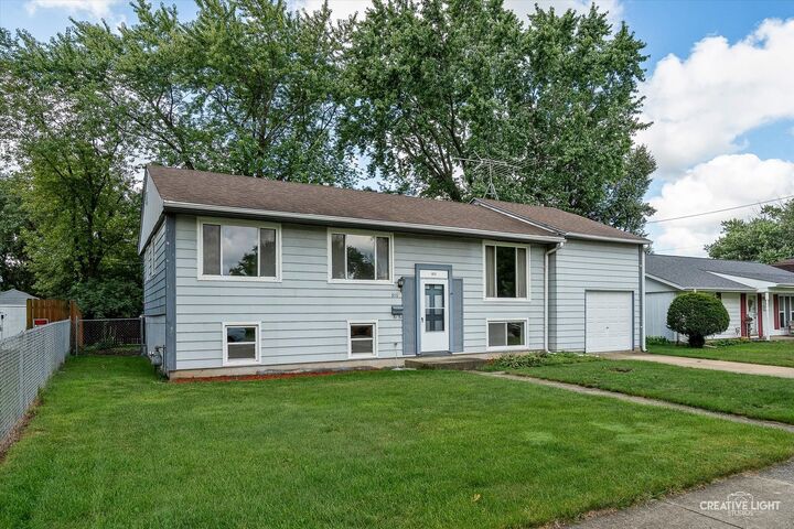 Property Photo: 910 Southbridge Drive IL 60506