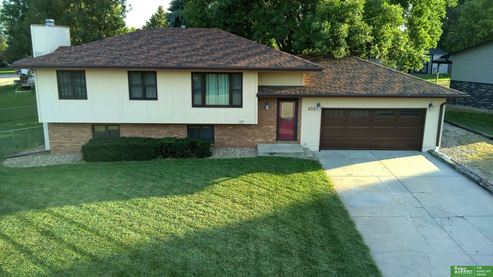 Property Photo: 932 Woodcrest Court NE 68467