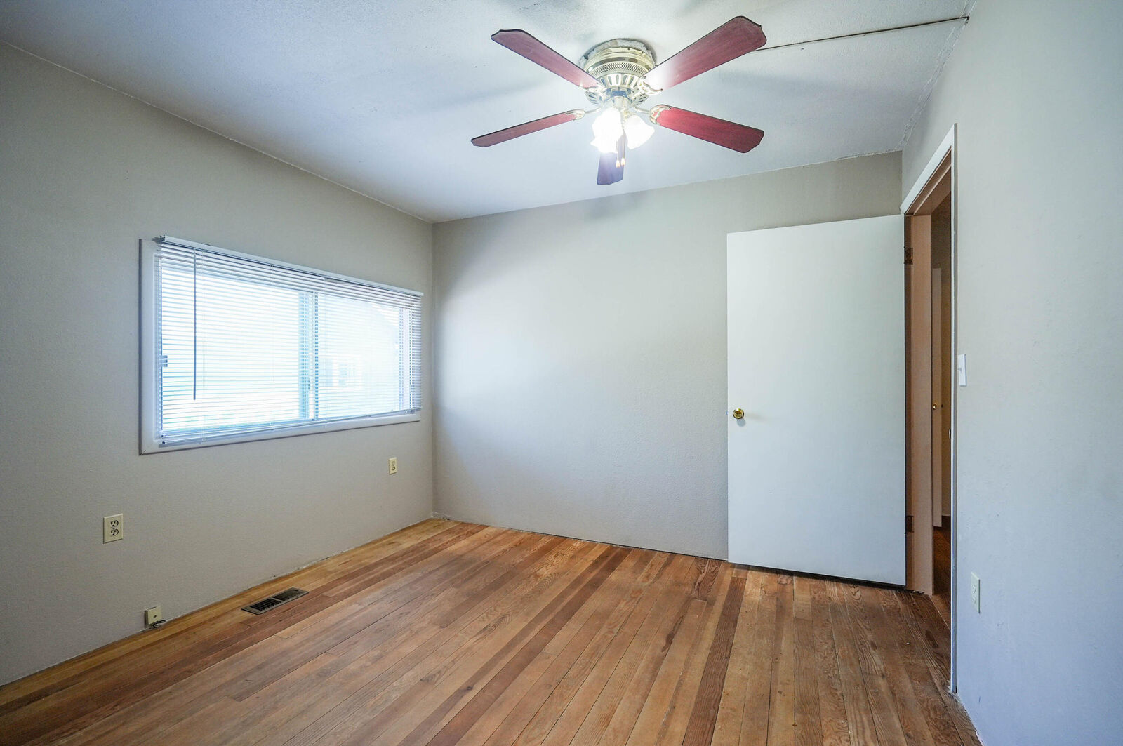 Property Photo: 1335 Lakeview Avenue OR 97601