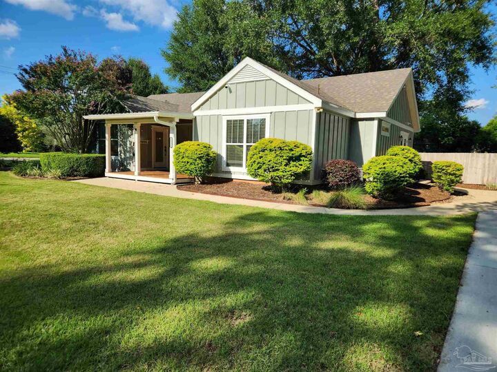 Property Photo:  2001 E Maxwell St  FL 32503 