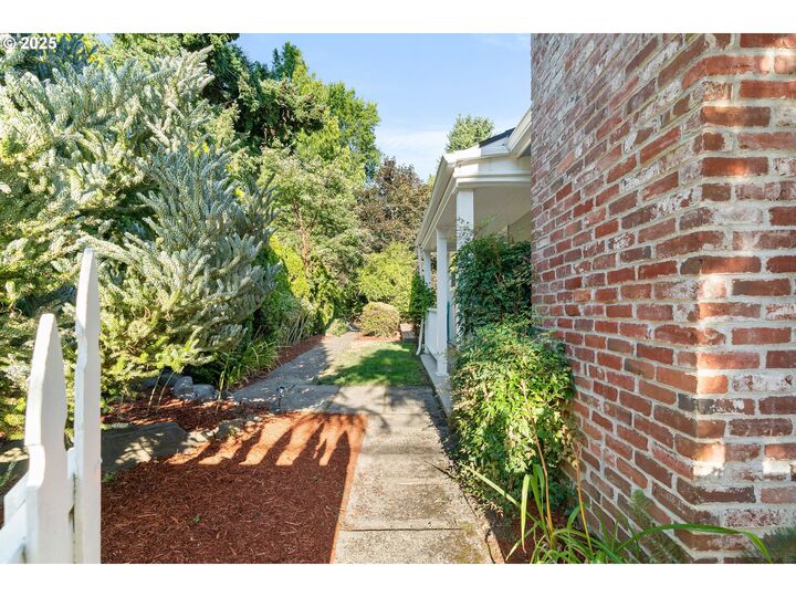 Property Photo:  7076 SW Rice Ct  OR 97223 