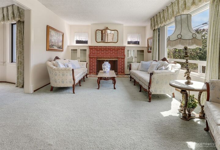 Property Photo:  4022  Woodland Park Avenue N  WA 98103 