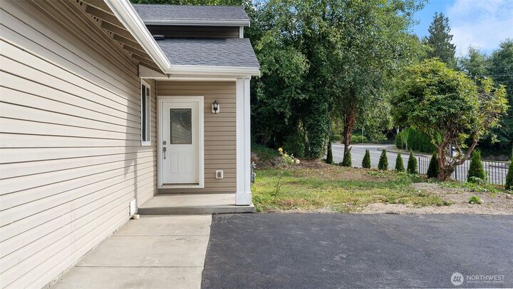 Property Photo: 5525 Glenwood Avenue WA 98203
